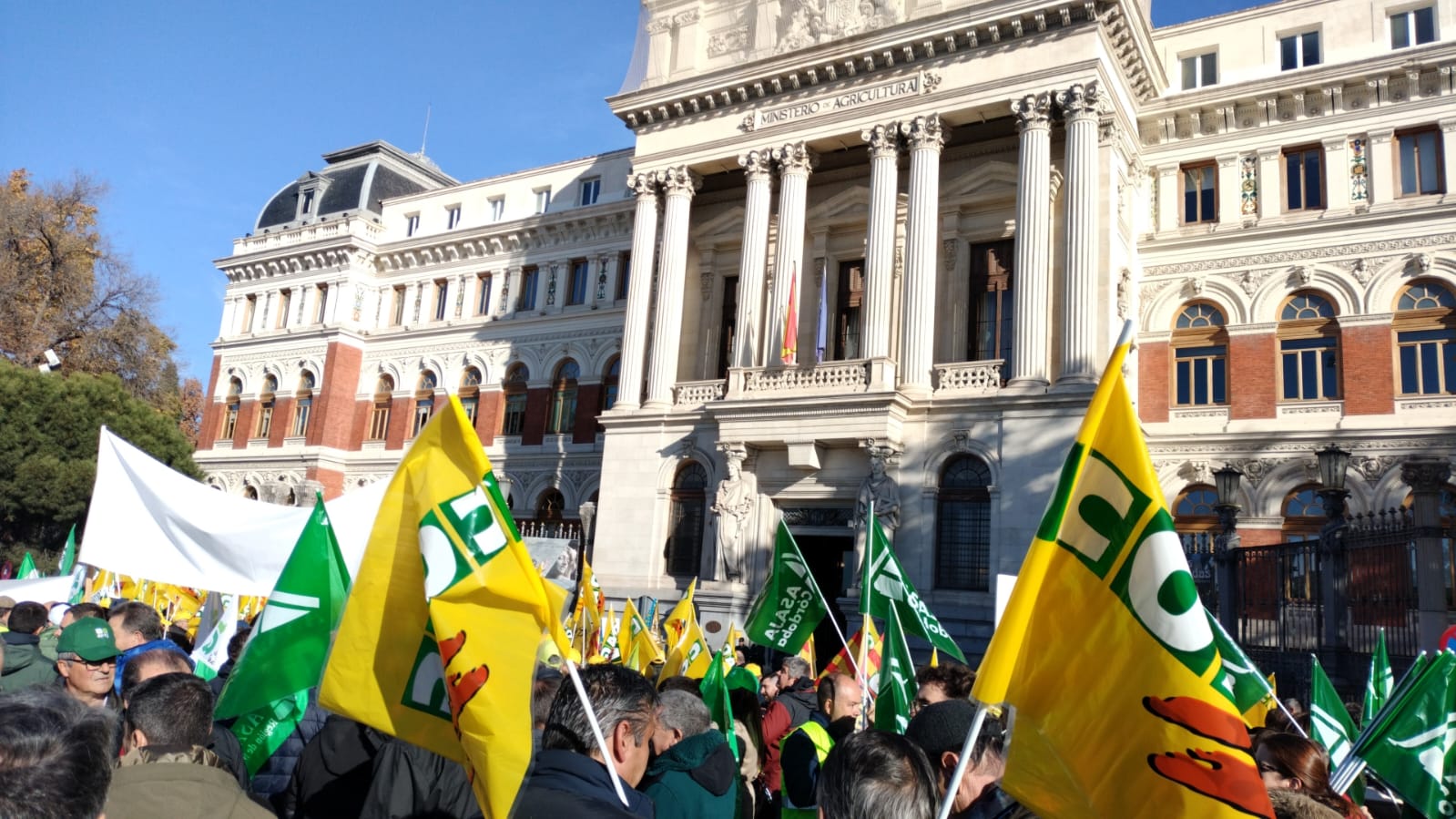 Lee más sobre el artículo COAG pedirá mañana a Planas una prioridad absoluta del agricultor profesional e independiente frente a los fondos buitres en la Ley de Agricultura Familiar